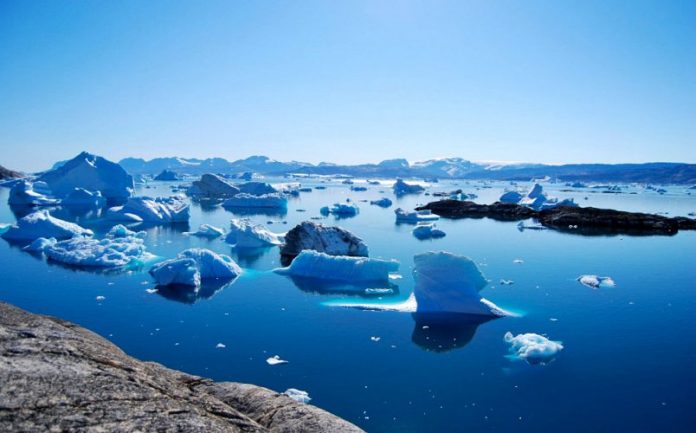 Vedere al di sotto della calotta glaciale della Groenlandia attraverso il rumore della Terra